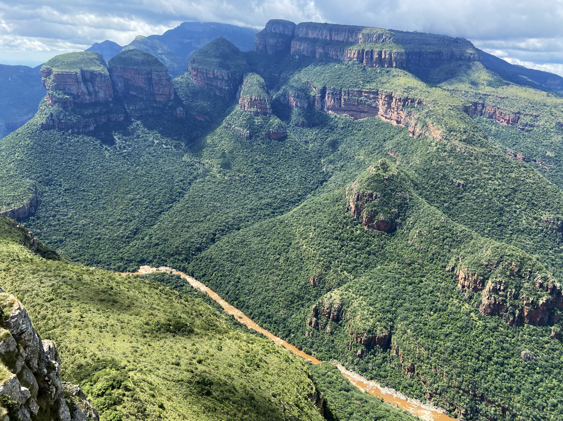 Die Drakensberge in Südafrika mit den 'drei Rundhütten' 
